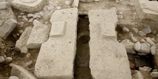 В Корее обнаружили древний «трон» принца: унитаз со смывом возрастом 1300 лет В Корее обнаружили древний «трон» принца: унитаз со смывом возрастом 1300 лет